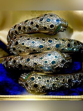 🆕~Luxury Gold-Tone Leopard Bracelets with Black enamel and Rhinestone Accents